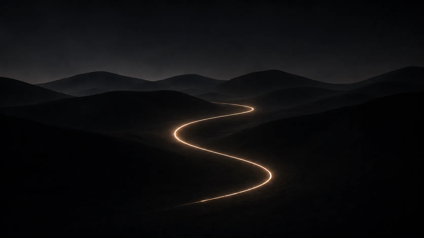 Ligne lumineuse serpentant à travers des collines sombres
